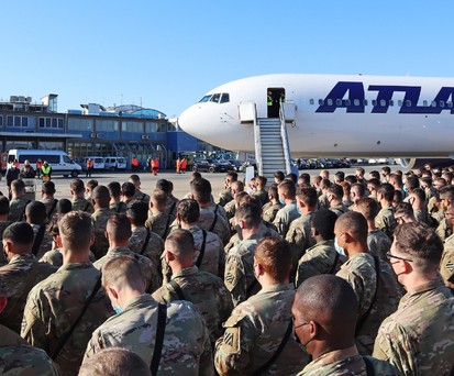 Amerikanische Soldaten der 3rd Infantry Division aus Georgia in den USA am 1. März 2022 am Flughafen Nürnberg, ...