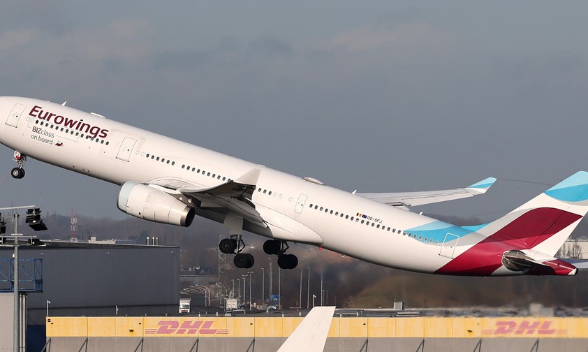 Brussels OO-SFJ bei start am Flughafen Brüssel: Der Airbus A330 trägt weiter die Bemalung von Eurowings.