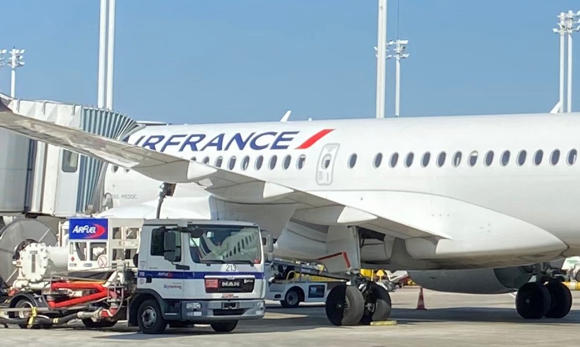 Betankung eines Air-France-Fliegers: Die Gruppe will die EU-Ziele übertreffen.