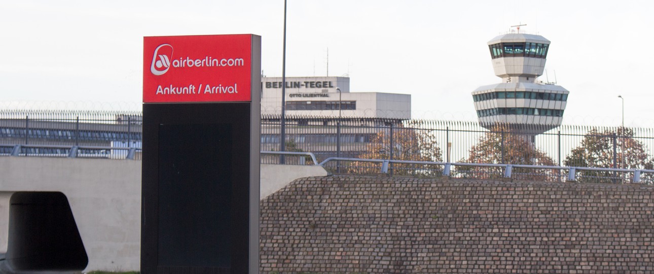 Wer zu Air-Berlin-Zeiten Tagen nach Tegel kam, wurde auf der Zufahrtsstraße von einer eigenen kleinen Abflugstafel begrüßt. Heute…