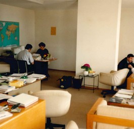 Bescheiden geht es los. Nach der Gründung im Jahr 1989 bekommt Sun Express ihr erstes Büro...