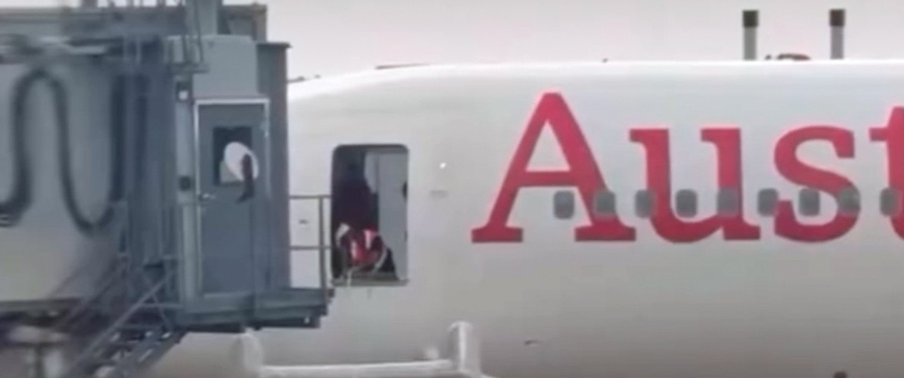 Die Notrutsche wird abtransportiert: Verzögerungen beim Abflug der Boeing 767 von Austrian Airlines.