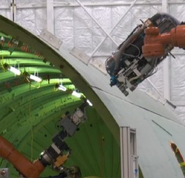 Roboter bei der Arbeit: Die Maschinen sollen Boeing Zeit und Geld sparen - und die Arbeiter vor Verletzungen schützen.