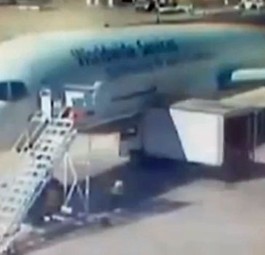 Laster kracht ungebremst in Boeing 757