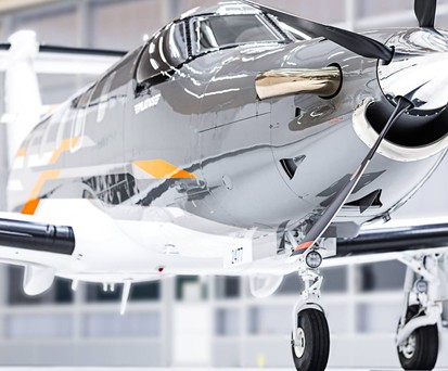 Die neue Pilatus PC-12 Pro im Hangar. Die neue Version hat neue Farben und ein Facelift erhalten.