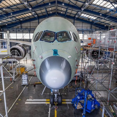 Airbus A350 F bei den Bodenschwingungstests: Der Flieger wird kräftig durchgeschüttelt.