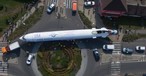 Auf dem Weg ins Museum: Die Tu-154 ist fast zu groß für die Straße.