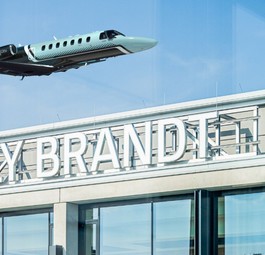 Eine Cessna Citation über dem BER: Der Flughafen wickelt in Deutschland den meisten Businessverkehr ab.