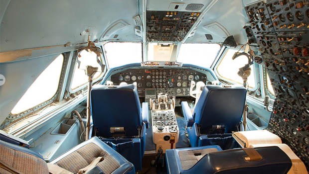 Das letzte mal war der Flieger in der Luft, als sie seine Frau Priscilla und den Freund George Hamilton zur Beerdigung brachte. Inzwischen ist sie fluguntüchtig, eine Tragfläche fehlt.