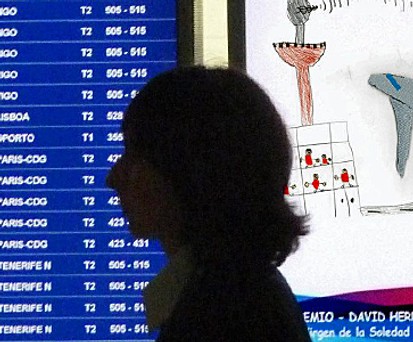 Anzeigetafel auf spanischem Flughafen: Ryanair kürzt Angebot.