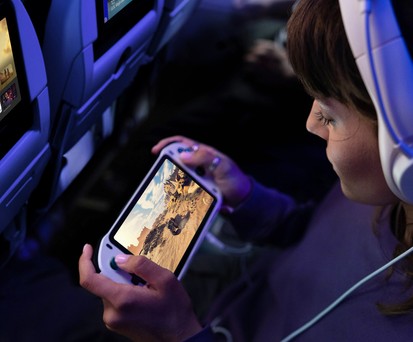 Passagierin von United Airlines: Sie kann künftig live spielen und gleichzeitig chatten.