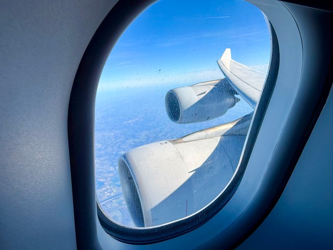 Blick aus dem Fenster eines Airbus A340-600 von Lufthansa.