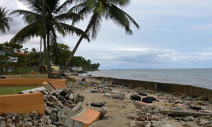 Strand in Gabons Hauptstadt Libreville: Die neuen Airlines wollen auch die Wirtschaft des Landes ankurbeln.