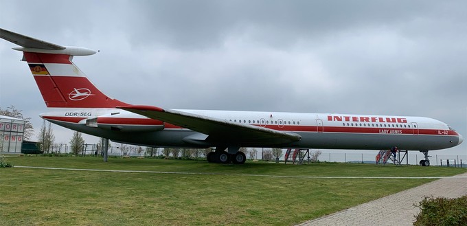 Am 23. Oktober 1989 landete er mit einer Ilyushin II-62 auf der nur 900 Meter langen Grasbahn des Landeplatzes Stölln.