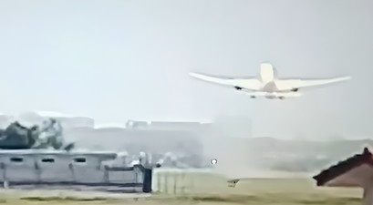 Der Moment, als die Boeing 787 abhebt: Wenig später begann sie schon wieder zu sinken.