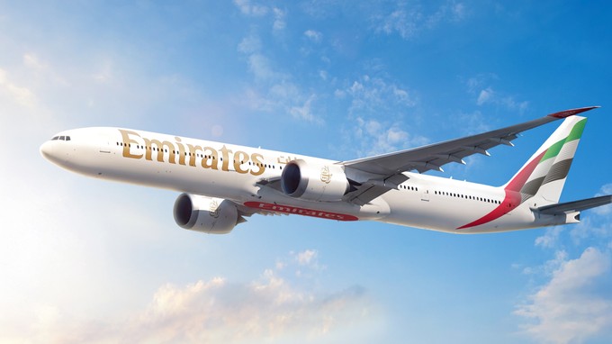 Die erste Bestellung der Dubai Airshow 2025 kommt standesgemäß von der großen Fluggesellschaft aus Dubai: Emirates ordert 65 weitere Boeing 777-9 mit GE-9X-Triebwerken. Der Auftrag hat laut der Airline einen Wert von 38 Milliarden US-Dollar nach Listenpreisen. Damit erhöht sich der Gesamtauftragsbestand der Fluggesellschaft bei Boeing auf 315 Jets: 270 Boeing 777X, zehn Boeing 777 F und 35 Boeing 787.