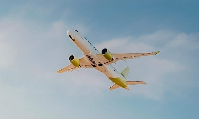Airbus A220 von Air Baltic: Andere Triebwerkskonfiguration als die A220 von Swiss.