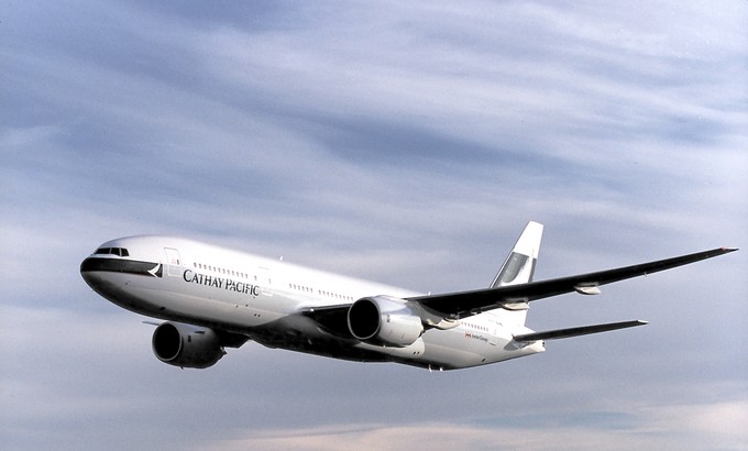 Danach blieb sie Testmaschine, bekam dann aber ein neues Leben. Ab Dezember 2000 war die Maschine für Cathay Pacific unterwegs. Die Fluglinie...