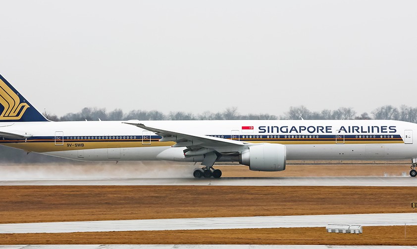 Singapore Airlines fliegt mit der Nummer 1 auf der selben Route - nur startet sie in Singapore und hat einen Zwischenstopp in Hong Kong. Beide Flüge sind wegen der Pandemie ausgesetzt - Singapore nutzt die Nummer laut Flightaware aber gerade teilweise auf Flügen nach Hong Kong.