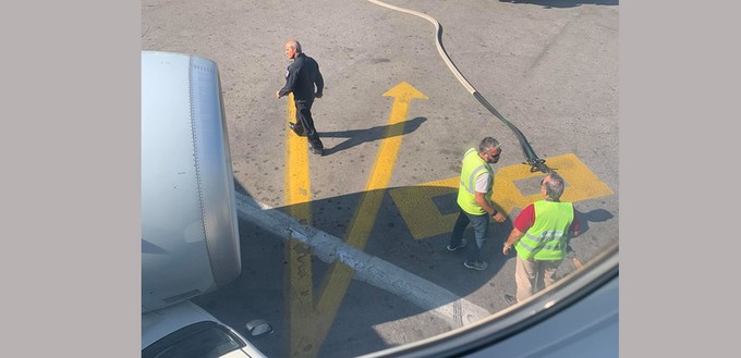 Angestellte des Flughafens und der Polizei begutachten die ungewöhnliche Situation.