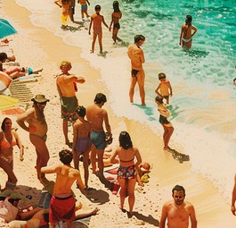 Touristinnen und Touristen an einem europäischen Strand: Sorgen für einen Sommerboom bei Flugreisen.