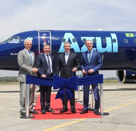 Glückliche Gesichter bei Azul und Embraer: Die Billigairline hat ihre erste E195-E2 erhalten.