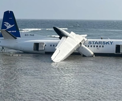 Die Fokker 50 nach der Notlandung: Niemand kam bei dem Unglück ums Leben.