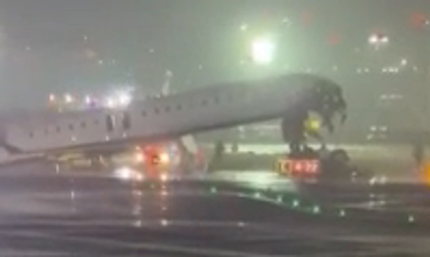Verunglückte CRJ 900: Offenbar mit einem Fahrzeug kollisiert.