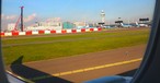 Blick auf Schiphol von der Startbahn: Airlines wollen ausbauen.