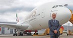 Volker Greiner von Emirates vor einem Airbus A380.