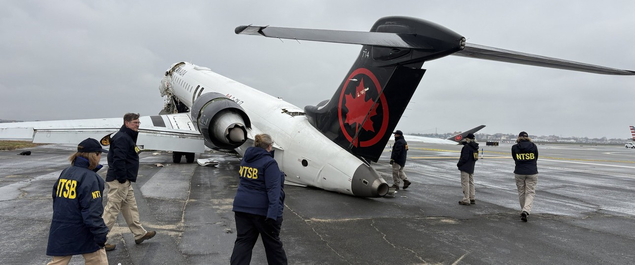 Die verunglückte Bombardier CRJ 900 und ein Team des NTSB: Kollision mit einem Feuerwehrtruck.