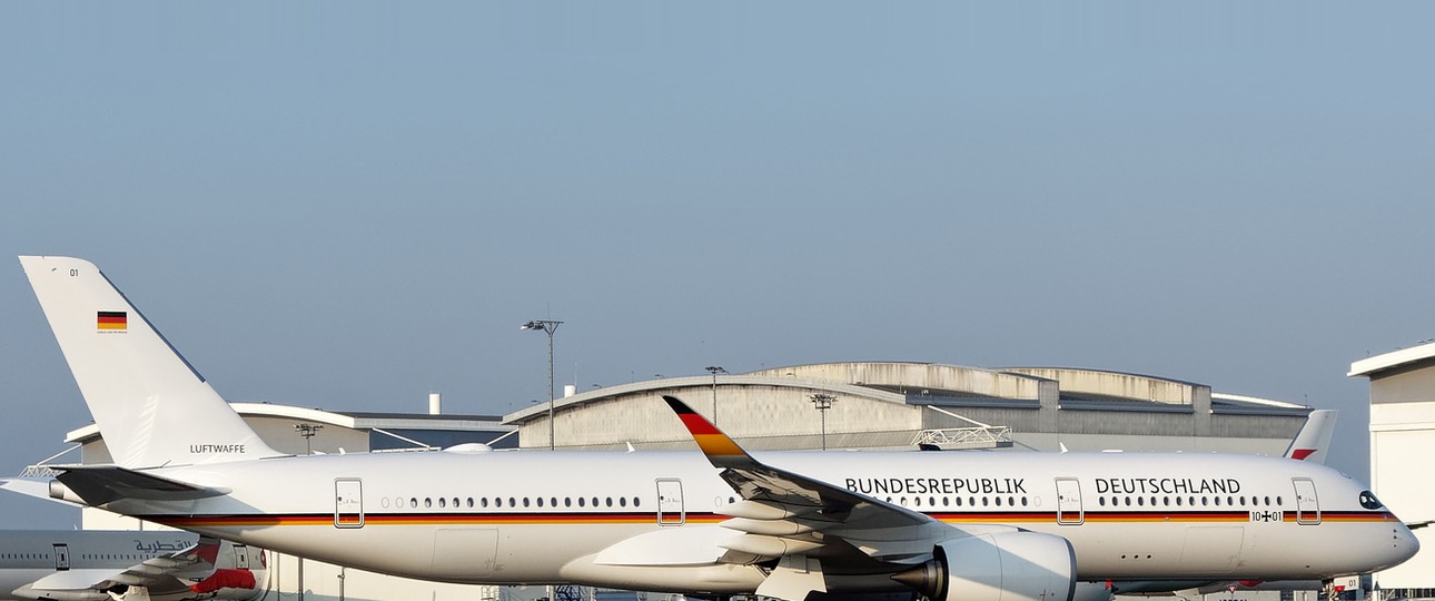 Der Airbus A350 mit dem Kennzeichen 10+01 in Toulouse.