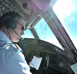 Pilot im Cockpit einer Boeing 777: Piloten können Klarluftturbulenzen nicht voraussehen.