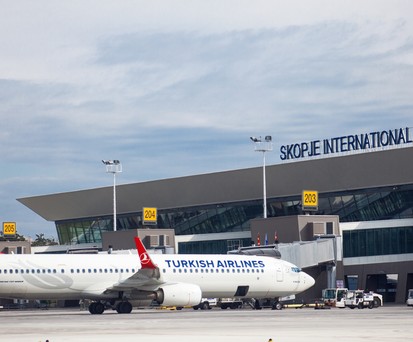 Eine Boeing 737-800 am Flughafen Skopje: Am 4. Januar stürmte ein Mob die lokale Flugsicherung.
