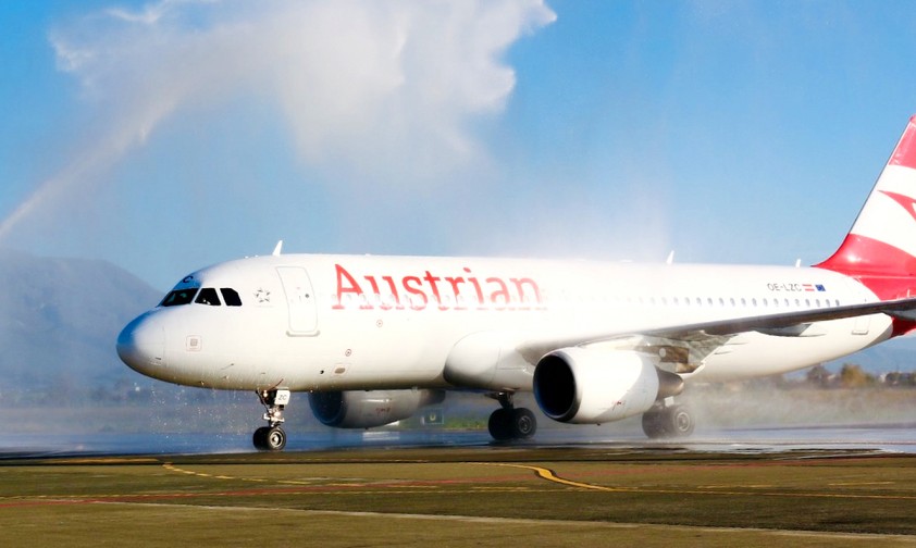 Airbus A320 von Austrian Airlines mit Wasserfontäne in Tirana: Die Fluglinie feiert das 30-jährige Streckenjubiläum.
