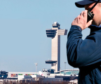 Sicherheitskraft am Flughafen: Gibt es zu wenig Schutz?