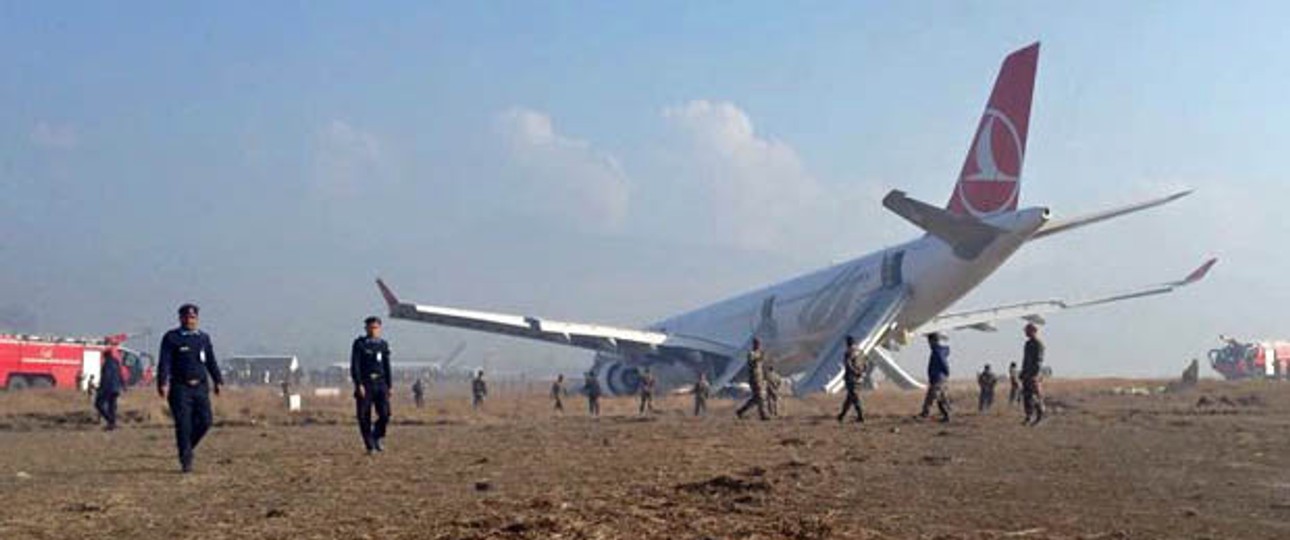 Der verunglückte Airbus A330 von Turkish Airlines: Der Jet blockiert die Piste noch immer.