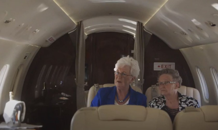 Erst misstrauisch, doch dann kommt die Freude: Die beiden Damen bei ihrem ersten Flug.