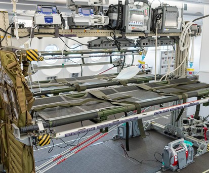Medevac-Ausrüstung in einem Airbus A330: Fliegende Intensivstation.