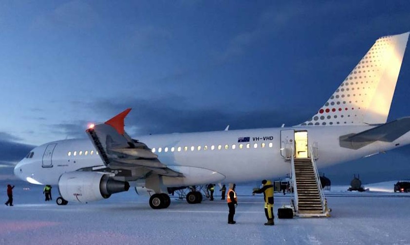 Airbus A319 ACJ auf dem Phoenix Airfield der McMurdo-Station: Antarktisflug.