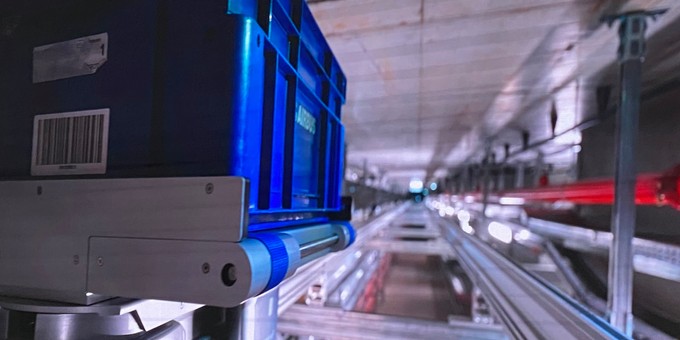 Ein Blick ins Kellergeschoss der Halle: In diesen Boxen wird das Material nach oben geschickt.