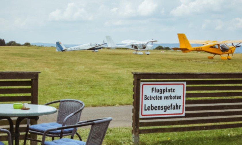Der Flugplatz Idar-Oberstein: Hobbypiloten können per Funk Essen bestellen.