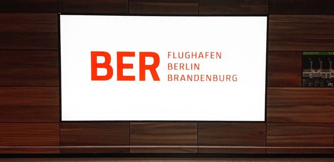 Die grossen Leuchtplakate mit dem BER Logo