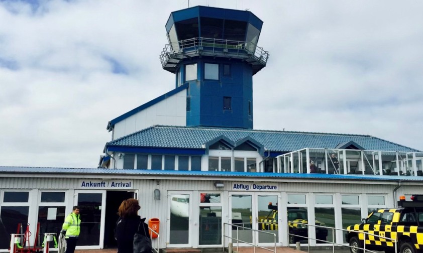 Flughafen Sylt: Hier sitzt ein Lufthansa.Flieger fest.