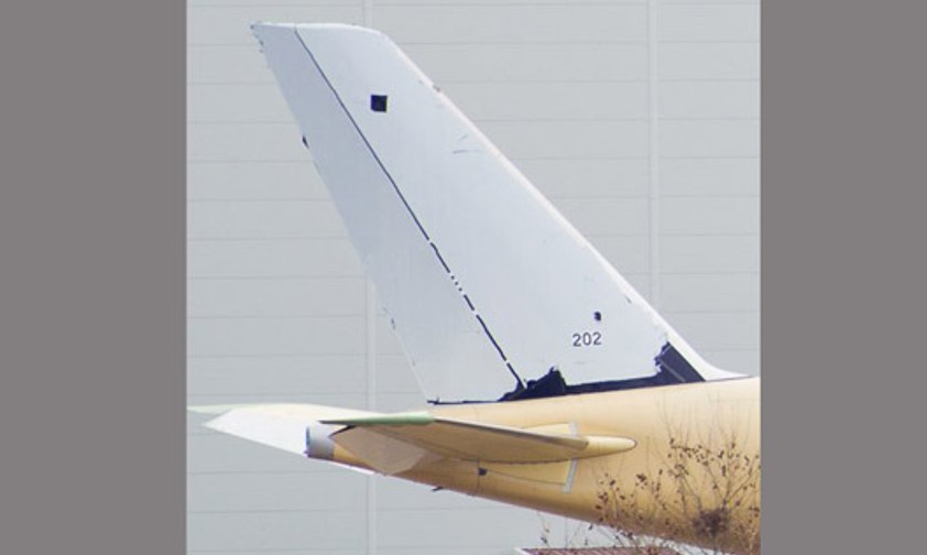 Behelfsmäßig übertüncht: Das Leitwerk des Airbus A350 von Lufthansa.