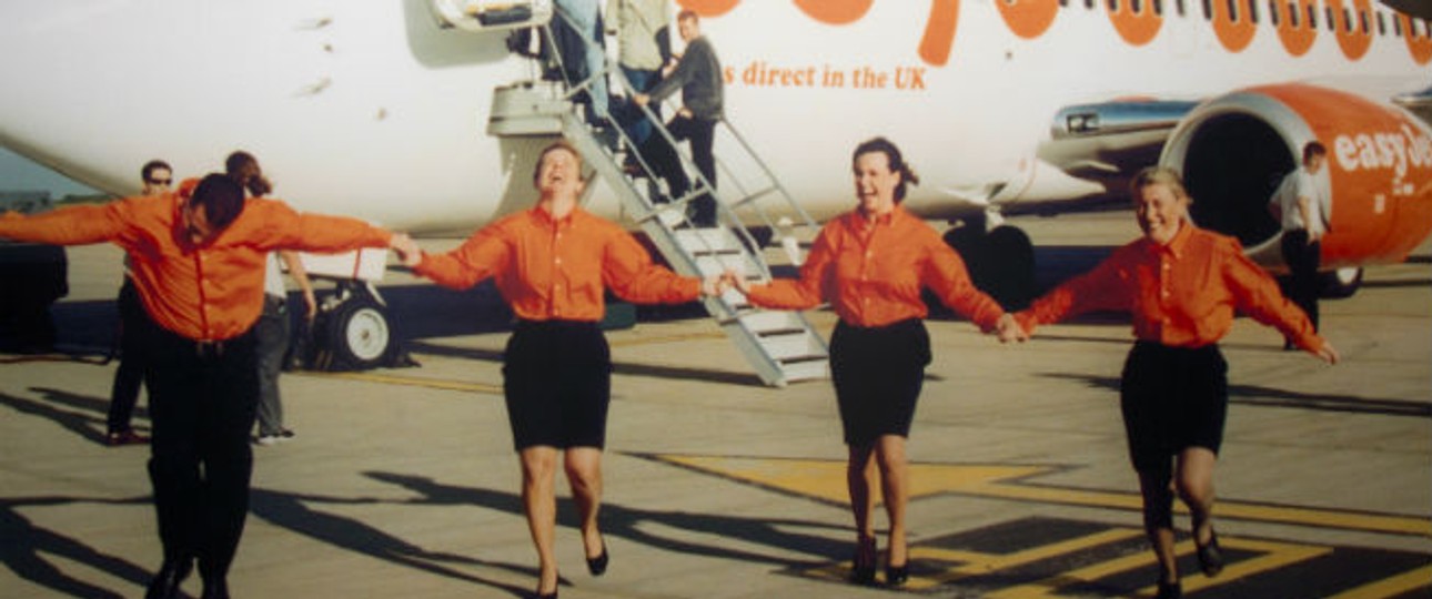 Alles so orange: Die Farbe behielt Easyjet seit dem Start im Jahr 1995 bei. Die Airline startete mit zwei geleasten Flugzeugen, baute aber schnell aus.