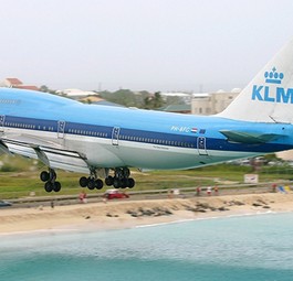 KLM-Jumbo pustet Autos kaputt