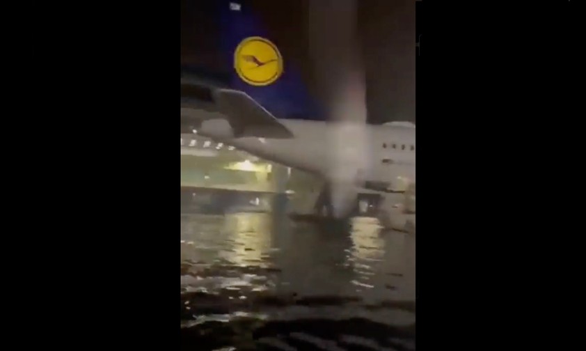 Flughafen Frankfurt am Mittwochabend: Flugzeuge standen tweilweise einen halben Meter tief im Wasser.