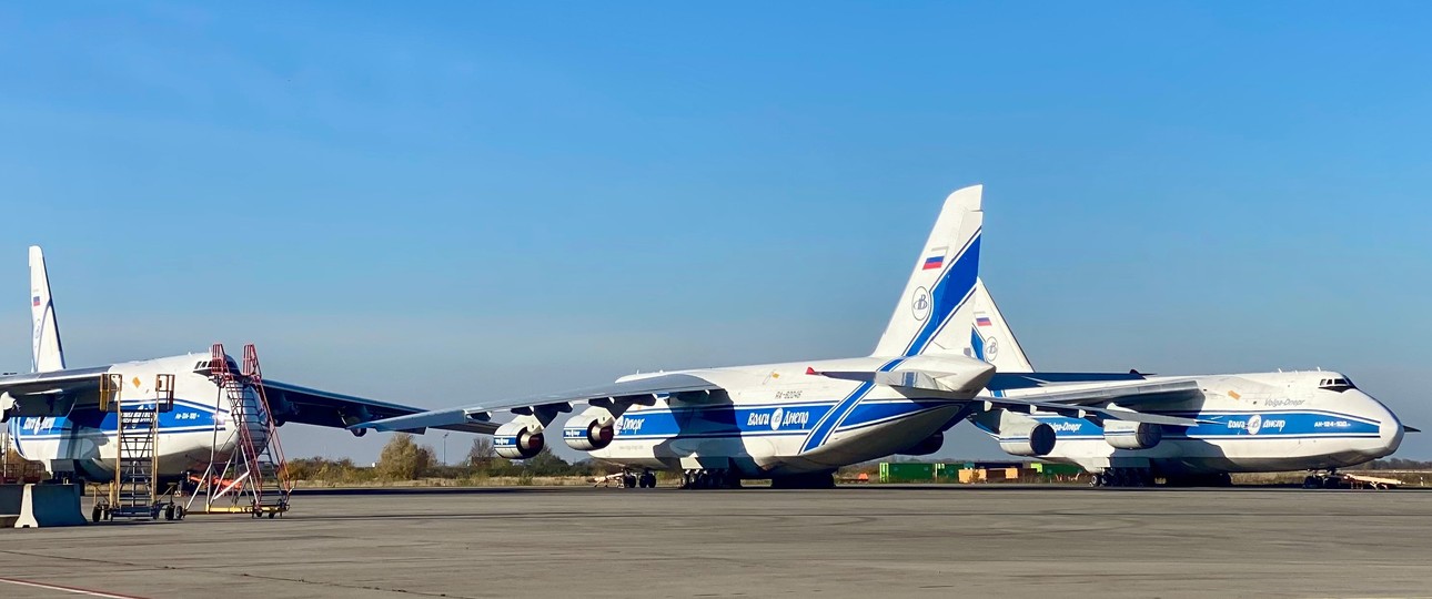 Stehen auch auf der Nordseite des Flughafens: drei Frachter von Volga-Dnepr. (Archivbild aus 2025)