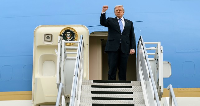 Donald Trump vor der alten Air Force One: Sie musste noch einmal los. 